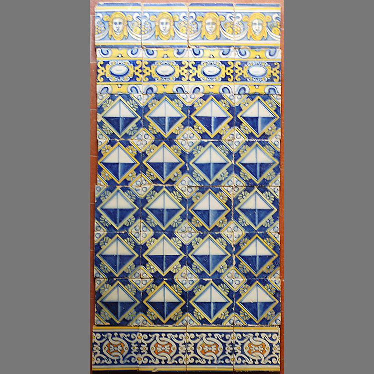 Mural de azulejos decorado a pincel del siglo XVI/XVII, Talavera de la Reina (Toledo)