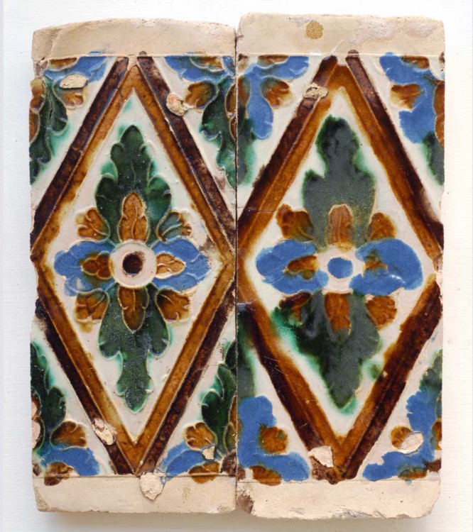 Azulejos de tecnica de "Arista" del siglo XVI, Triana (Sevilla).