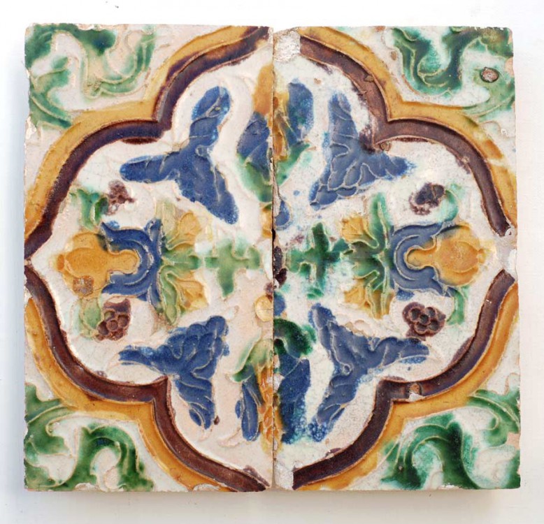 Azulejos de tecnica de "Arista" del siglo XVI, Triana (Sevilla).