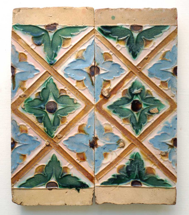 Azulejos de tecnica de "Arista" del siglo XVI, Triana (Sevilla).