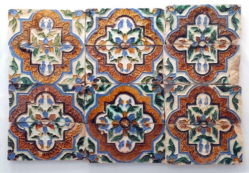 Azulejos de tecnica de "Arista" del siglo XVI, Triana (Sevilla).