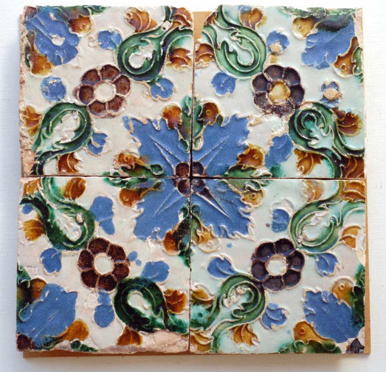 Azulejos de tecnica de "Arista" del siglo XVI, Triana (Sevilla).