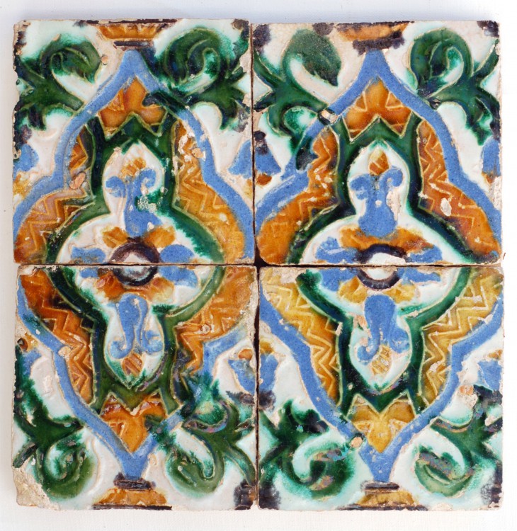 Azulejos de tecnica de "Arista" del siglo XVI, Triana (Sevilla).